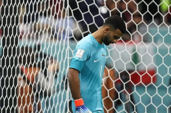 Thủ môn đội tuyển Qatar đang bị chê bai thậm tệ. Ảnh: Getty.