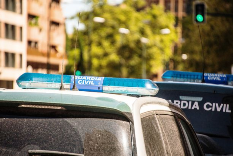 Cảnh sát đã đến bắt 2 nghi phạm sau khi nhận được tin báo từ họ hàng của nạn nhân. Ảnh minh họa: Getty Images/ iStockphoto. Cảnh sát đã đến bắt 2 nghi phạm sau khi nhận được tin báo từ họ hàng của nạn nhân. Ảnh minh họa: Getty Images/ iStockphoto.