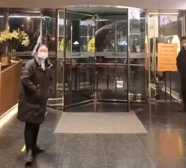 Nếu rời đi sớm hơn một phút thì đã được về nhà rồi! Ảnh: Weibo.