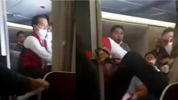 Tiếp viên nhắc nhở hành khách nhưng không thành công. Ảnh: Twitter. Tiếp viên nhắc nhở hành khách nhưng không thành công. Ảnh: Twitter.