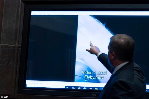 Ông Bray nói về một video cho thấy vật thể bay không xác định. Ảnh: AP. Ông Bray nói về một video cho thấy vật thể bay không xác định. Ảnh: AP.