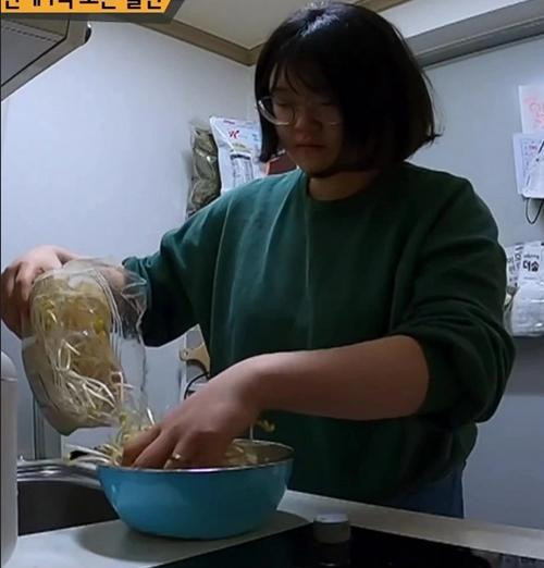 Ji-hyeon ăn uống đa dạng chứ không phải chỉ là mỳ gói. Ảnh: SBS. Ji-hyeon ăn uống đa dạng chứ không phải chỉ là mỳ gói. Ảnh: SBS.