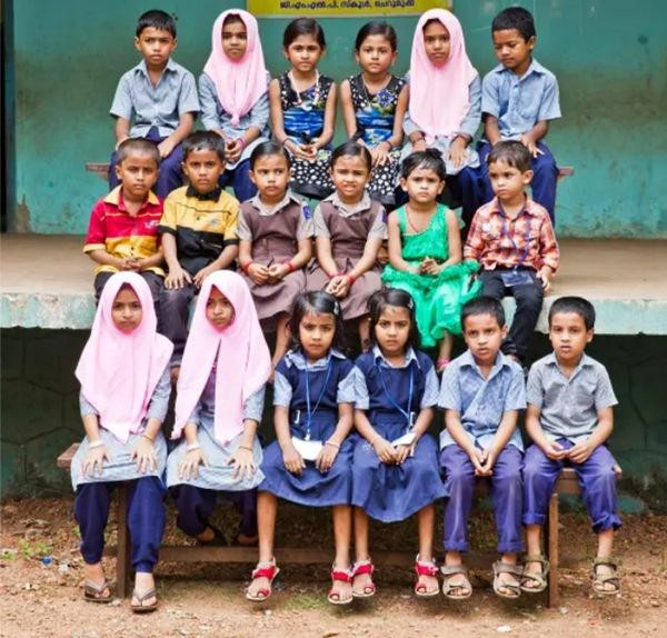 Các trường học, lớp học đều có rất nhiều cặp sinh đôi. Ảnh: Hemis/ Alamy Stock. Các trường học, lớp học đều có rất nhiều cặp sinh đôi. Ảnh: Hemis/ Alamy Stock.