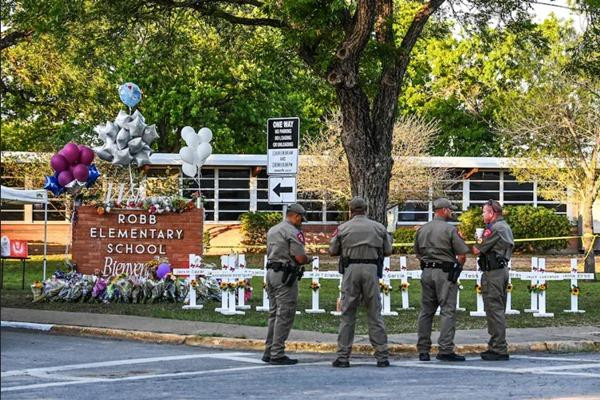 Cảnh sát đứng bên ngoài trường Robb, hai ngày sau vụ xả súng. Ảnh: Chandan Khanna/ AFP/ Getty Images.