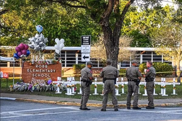 Cảnh sát đứng bên ngoài trường Robb, hai ngày sau vụ xả súng. Ảnh: Chandan Khanna/ AFP/ Getty Images.