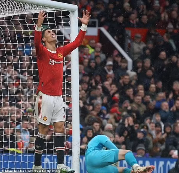 Ronaldo bị nhận xét là bây giờ trông thiếu tự tin trước khung thành đối phương. Ảnh: Manchester United via Getty Images.
