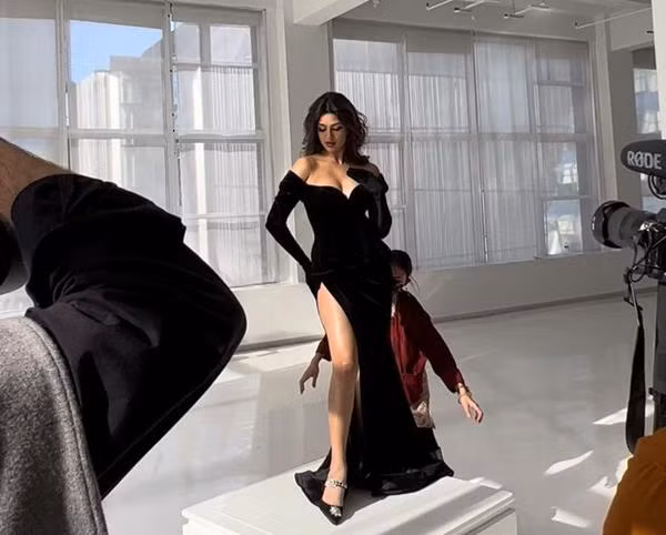 Hậu trường buổi chụp ảnh mới của Harnaaz. Ảnh: Instagram.