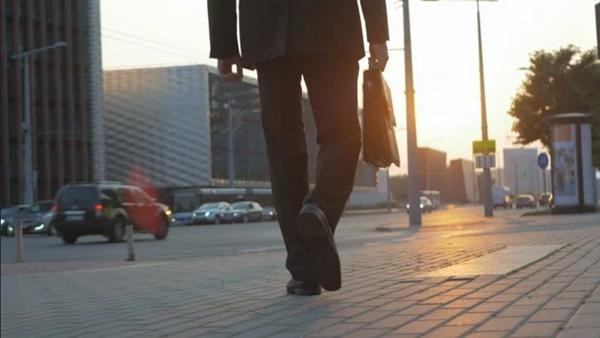 Một người Thụy Sĩ đang đi trên phố bỗng gặp tai nạn bí ẩn, không ai giải thích được. Ảnh minh họa: Shutterstock. Một người Thụy Sĩ đang đi trên phố bỗng gặp tai nạn bí ẩn, không ai giải thích được. Ảnh minh họa: Shutterstock.