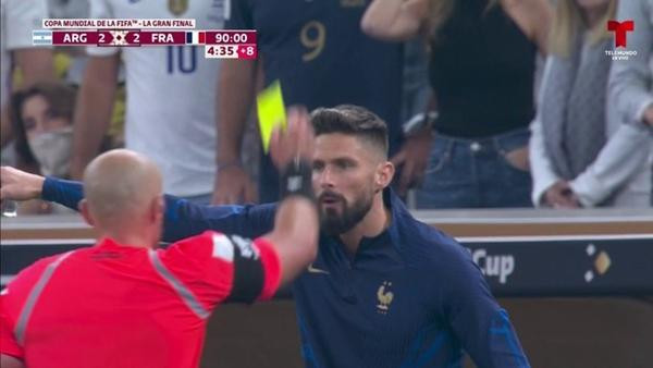 Giroud nhận một thẻ vàng ở hiệp 2, dù đã bị thay ra từ hiệp 1.