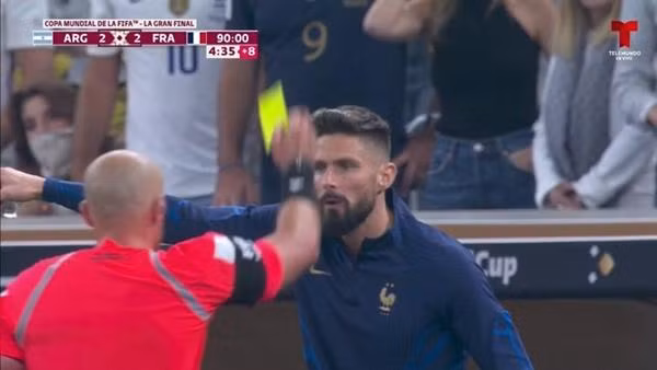 Giroud nhận một thẻ vàng ở hiệp 2, dù đã bị thay ra từ hiệp 1.