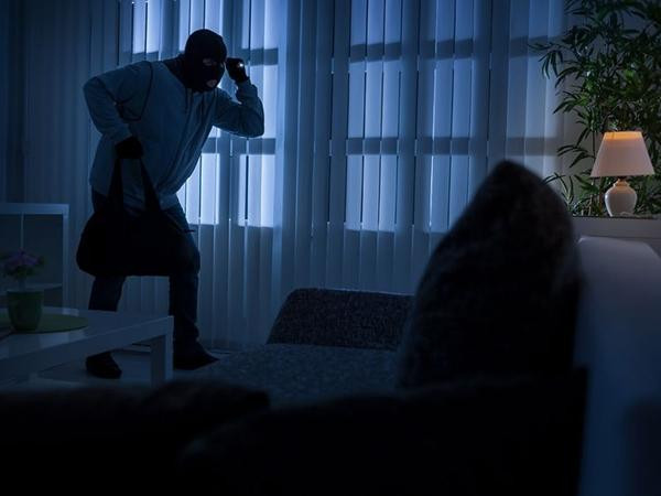 Tên trộm đã lấy được khá nhiều tài sản. Ảnh minh họa: Shutterstock. Tên trộm đã lấy được khá nhiều tài sản. Ảnh minh họa: Shutterstock.