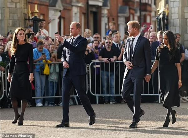 Meghan có vẻ hơi thiếu tự tin trong suốt buổi gặp gỡ. Ảnh: James Whatling. Meghan có vẻ hơi thiếu tự tin trong suốt buổi gặp gỡ. Ảnh: James Whatling.