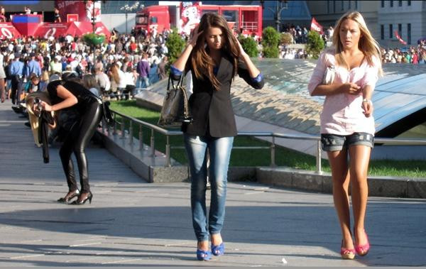 Người dân và đường phố ở Kyiv/ Kiev (khi chưa xảy ra xung đột). Ảnh: DBMMEDIA.