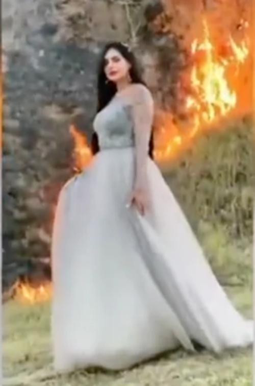 Tạo dáng trước rừng cây đang cháy. Ảnh: Ayaz Akbar Yousafzai. Tạo dáng trước rừng cây đang cháy. Ảnh: Ayaz Akbar Yousafzai.