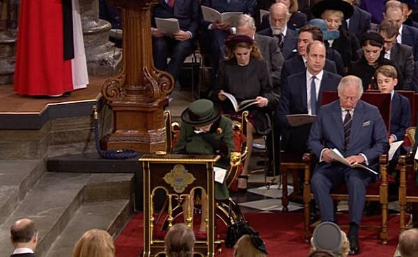 Nữ hoàng Anh lau mắt trong lễ tưởng nhớ Hoàng thân Philip vào cuối tháng 3 vừa rồi. Ảnh: BBC.