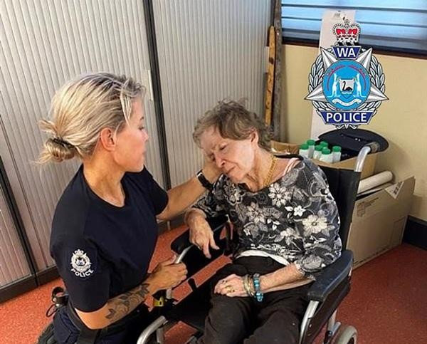 Bà Lisle rất mệt do bị mất nước trên đường "bỏ trốn", vì trời rất nóng. Ảnh: Cảnh sát Tây Úc.