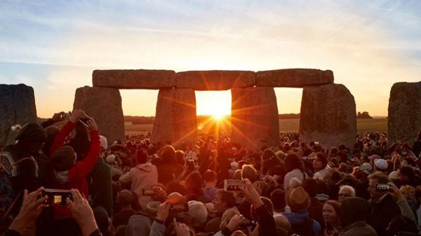 Hàng ngàn người đón bình minh ngày Hạ chí ở bãi đá Stonehenge. Ảnh: KIRAN RIDLEY/ Barcroft Media via Getty Images. Hàng ngàn người đón bình minh ngày Hạ chí ở bãi đá Stonehenge. Ảnh: KIRAN RIDLEY/ Barcroft Media via Getty Images.