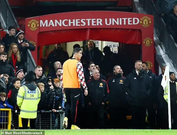 Ronaldo bỏ vào đường hầm khi trận MU - Tottenham chưa kết thúc. Ảnh: Matt West/ Shutterstock. Ronaldo bỏ vào đường hầm khi trận MU - Tottenham chưa kết thúc. Ảnh: Matt West/ Shutterstock.