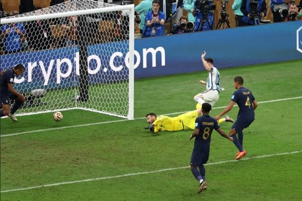 Bóng đã qua vạch vôi. Ảnh: Getty.