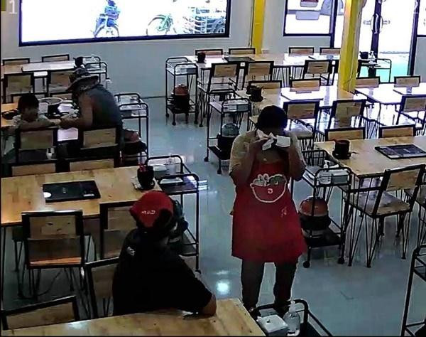 Bác chủ quán lau nước mắt khi biết tình cảnh của hai cha con. Ảnh: Facebook.