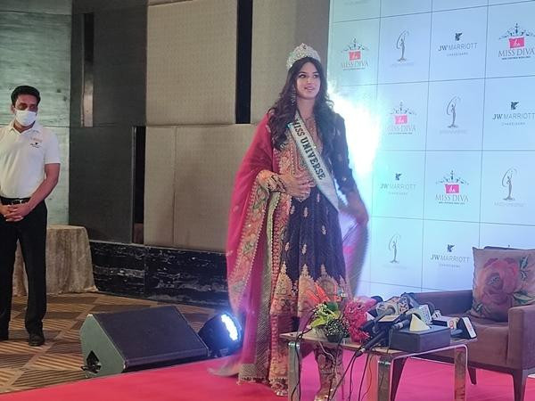 Harnaaz mặc trang phục truyền thống trong một sự kiện. Ảnh: ANI.