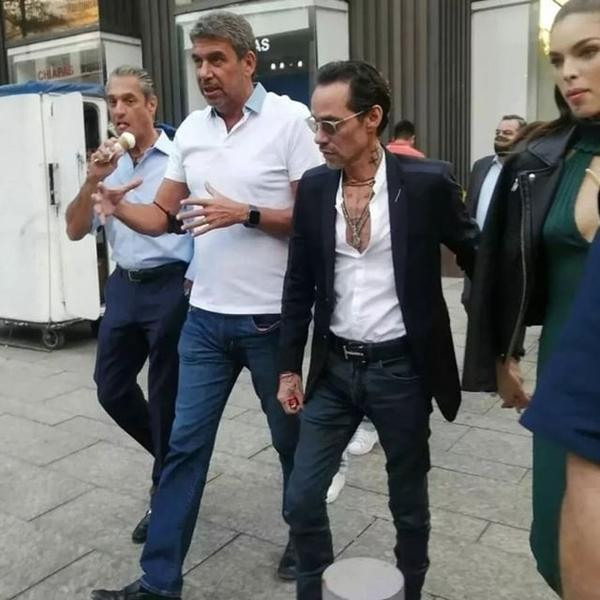 Ảnh Nadia nắm tay Marc Anthony mới được chụp và đăng lên mạng. Ảnh: Instagram. Ảnh Nadia nắm tay Marc Anthony mới được chụp và đăng lên mạng. Ảnh: Instagram.