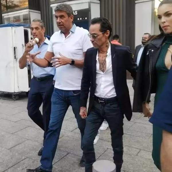 Ảnh Nadia nắm tay Marc Anthony mới được chụp và đăng lên mạng. Ảnh: Instagram. Ảnh Nadia nắm tay Marc Anthony mới được chụp và đăng lên mạng. Ảnh: Instagram.