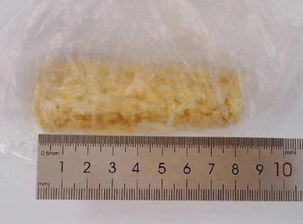 Cái lõi ngô đã khiến em bé bị chảy máu đầu. Ảnh: Sohu.