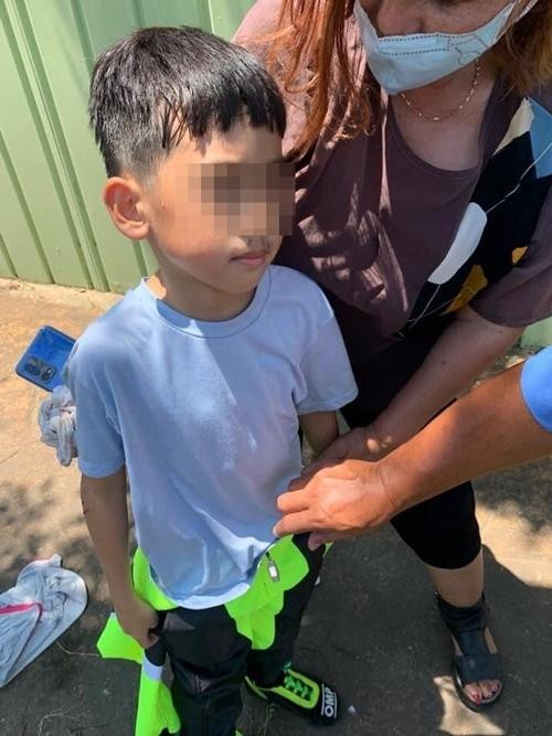 May mắn là con trai của Lâm Chí Dĩnh có vẻ không bị thương. Ảnh: Apple Daily.