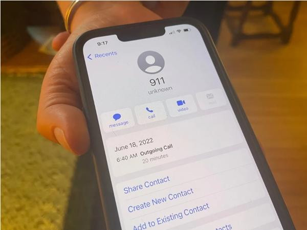 Chalmers chứng minh rằng cô đã gọi số khẩn cấp. Ảnh: Tyson Koschik/ CBC. Chalmers chứng minh rằng cô đã gọi số khẩn cấp. Ảnh: Tyson Koschik/ CBC.