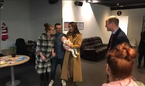 Em bé rất ngoan ngoãn khi Công nương Kate bế. Ảnh: Twitter. Em bé rất ngoan ngoãn khi Công nương Kate bế. Ảnh: Twitter.