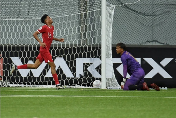 Trận Singapore - Myanmar diễn ra ở SVĐ Jalan Besar với mặt sân cỏ nhân tạo. Ảnh: FAS.