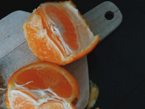 Từng có 4 người Trung Quốc đứng ở sân bay, ăn hết 30kg cam trong 30 phút vì tiền cước cho thùng cam đó còn cao hơn tiền cam. Ảnh minh họa: Unsplash.