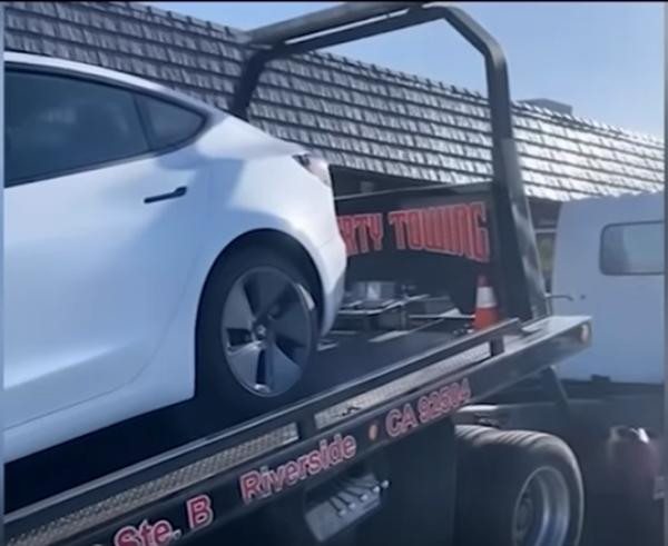 Đội tuần tra cẩu xe Tesla của anh Javier đi cho chắc ăn. Ảnh: ABC 7. Đội tuần tra cẩu xe Tesla của anh Javier đi cho chắc ăn. Ảnh: ABC 7.