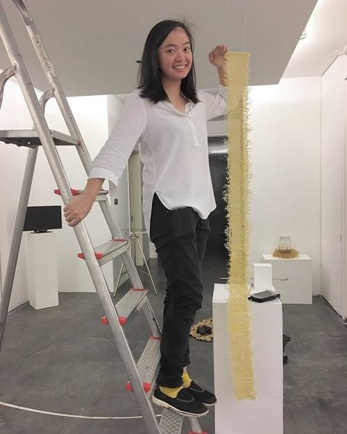 Cynthia Suwito, một nghệ sĩ Singapore, cũng từng thực hiện một tác phẩm nghệ thuật bằng sợi mỳ ăn liền. Ảnh: Cynthia Suwito. Cynthia Suwito, một nghệ sĩ Singapore, cũng từng thực hiện một tác phẩm nghệ thuật bằng sợi mỳ ăn liền. Ảnh: Cynthia Suwito.
