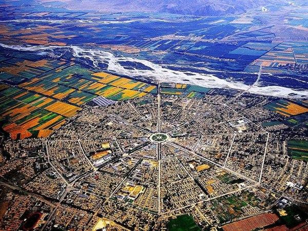 Hạt Tekesi được xây dựng theo sơ đồ "Bát quái". Ảnh: Sohu. Hạt Tekesi được xây dựng theo sơ đồ "Bát quái". Ảnh: Sohu.