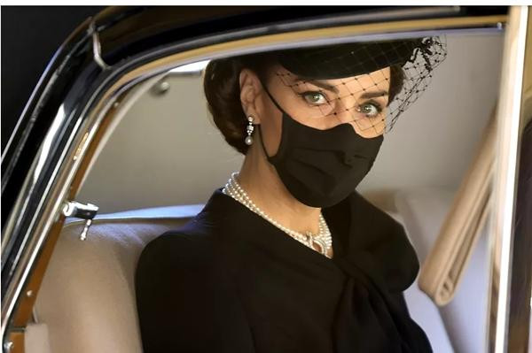 Công nương Kate đeo vòng cổ và khuyên tai ngọc trai tới tang lễ Hoàng thân Philip. Ảnh: Chris Jackson/ WPA Pool/ Getty Images. Công nương Kate đeo vòng cổ và khuyên tai ngọc trai tới tang lễ Hoàng thân Philip. Ảnh: Chris Jackson/ WPA Pool/ Getty Images.