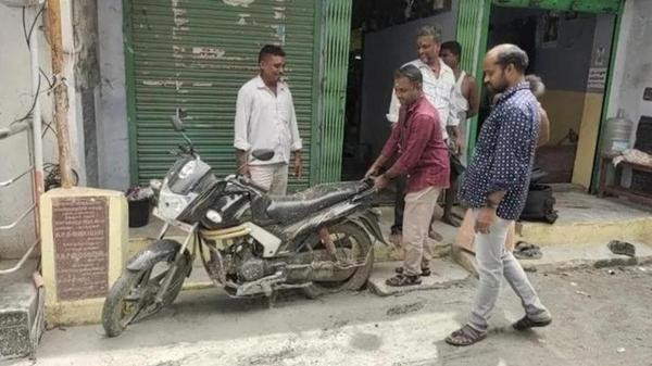 Công việc là đổ bê tông thì cứ đổ thôi, không cần quan tâm đến chuyện gì khác. Ảnh: India Today. Công việc là đổ bê tông thì cứ đổ thôi, không cần quan tâm đến chuyện gì khác. Ảnh: India Today.