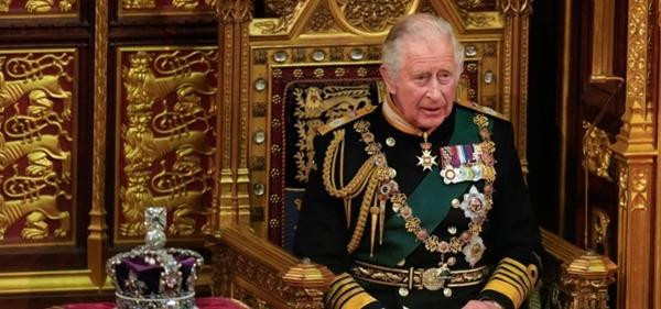 Thái tử Charles ngồi cạnh vương miện của mẹ mình và thay mặt bà tại lễ khai mạc Quốc hội. Ảnh: AP. Thái tử Charles ngồi cạnh vương miện của mẹ mình và thay mặt bà tại lễ khai mạc Quốc hội. Ảnh: AP.