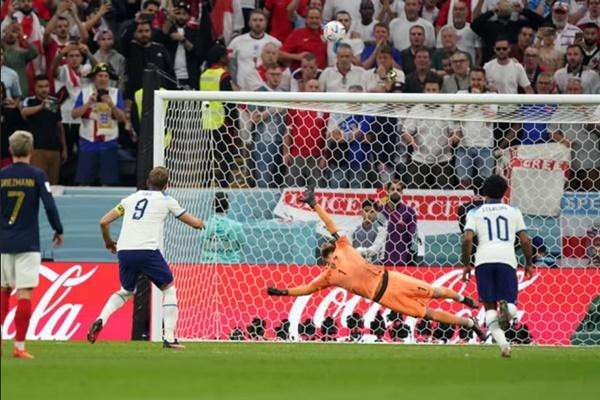Kane sút hỏng penalty, bỏ lỡ cơ hội gỡ hòa cho đội Anh. Ảnh: PA.