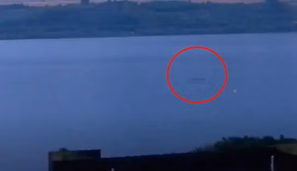 Có phải Nessie đây không? Ảnh: Eoin Fagan/ Visit Inverness Loch Ness. Có phải Nessie đây không? Ảnh: Eoin Fagan/ Visit Inverness Loch Ness.
