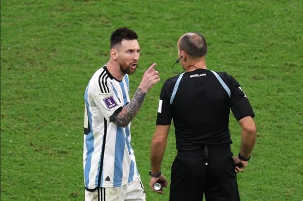 Messi không thể giấu nổi sự tức giận với trọng tài Lahoz. Ảnh: Getty.