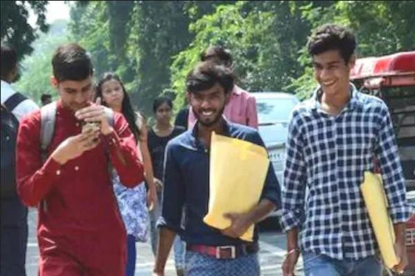 Sinh viên Ấn Độ đi thi. Ảnh minh họa: News18. Sinh viên Ấn Độ đi thi. Ảnh minh họa: News18.