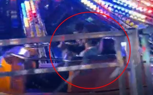 Lúc đầu, có 2 cậu bé ngồi trên máy bay màu vàng. Ảnh: Nur Afrina. Lúc đầu, có 2 cậu bé ngồi trên máy bay màu vàng. Ảnh: Nur Afrina.