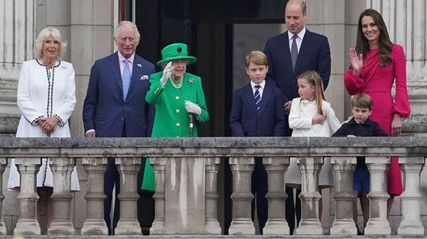 Nữ hoàng và các thành viên chủ chốt của Hoàng gia Anh đứng chào, cảm ơn mọi người. Ảnh: Independent. Nữ hoàng và các thành viên chủ chốt của Hoàng gia Anh đứng chào, cảm ơn mọi người. Ảnh: Independent.