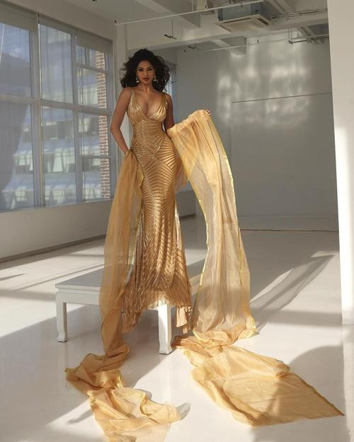 Harnaaz trong một trang phục khác của nhà thiết kế gốc Ấn. Ảnh: Instagram.