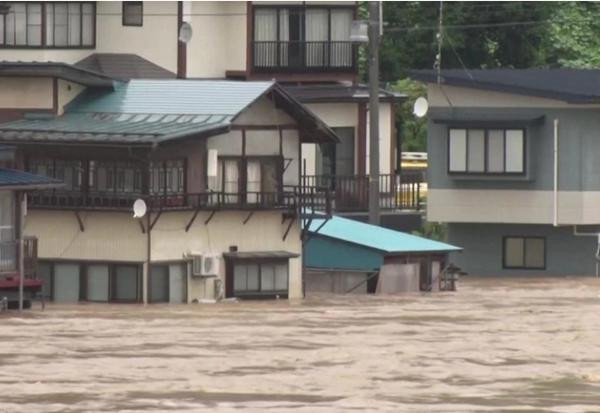 Mưa gây ngập lụt ở một phần đảo Honshu (đảo lớn nhất Nhật Bản) khiến các gia đình ở đây gặp nhiều khó khăn. Ảnh: Reuters/ TV Tokyo. Mưa gây ngập lụt ở một phần đảo Honshu (đảo lớn nhất Nhật Bản) khiến các gia đình ở đây gặp nhiều khó khăn. Ảnh: Reuters/ TV Tokyo.