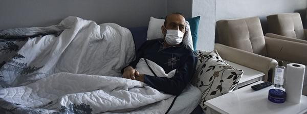 Bác Muzaffer đã xét nghiệm 78 lần và cả 78 lần đều dương tính với SARS-CoV-2 trong 14 tháng qua. Ảnh: Anadolu Agency via Getty Images.