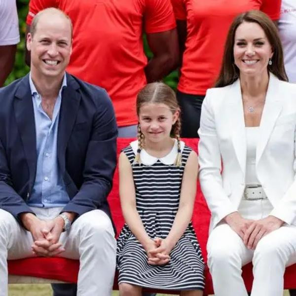 Ngồi để chụp ảnh cũng giống bố. Ảnh: Getty.