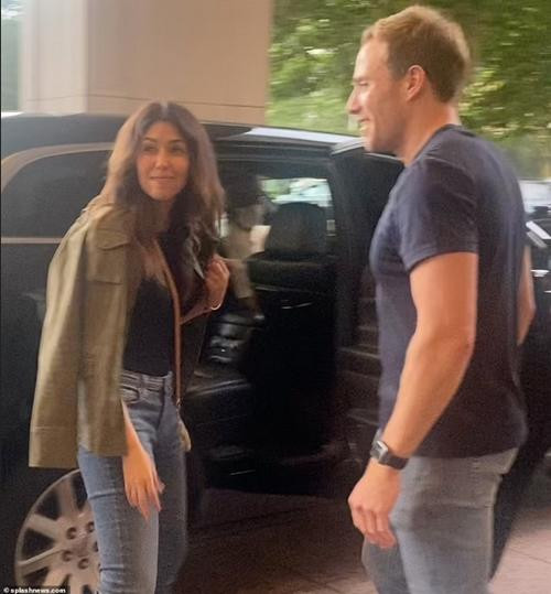 Vasquez xuất hiện cùng người yêu sau khi vụ kiện tạm khép lại. Ảnh: Splashnews. Vasquez xuất hiện cùng người yêu sau khi vụ kiện tạm khép lại. Ảnh: Splashnews.